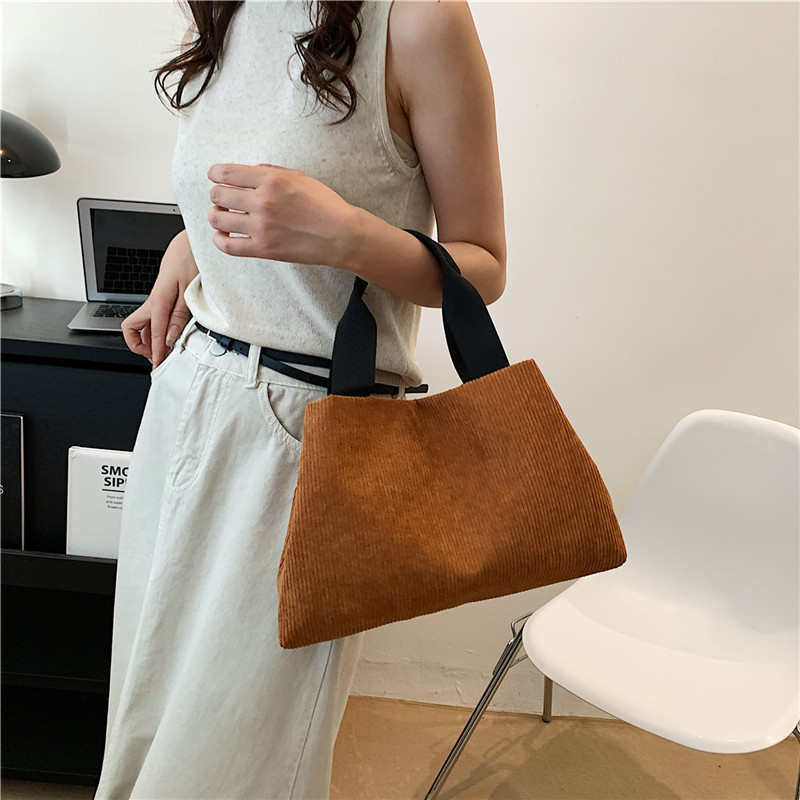 The 2024 new tote bag for women is a simple single-shoulder handbag with a large bucket capacity. It is a gentle and trendy bag for Japanese women details Picture