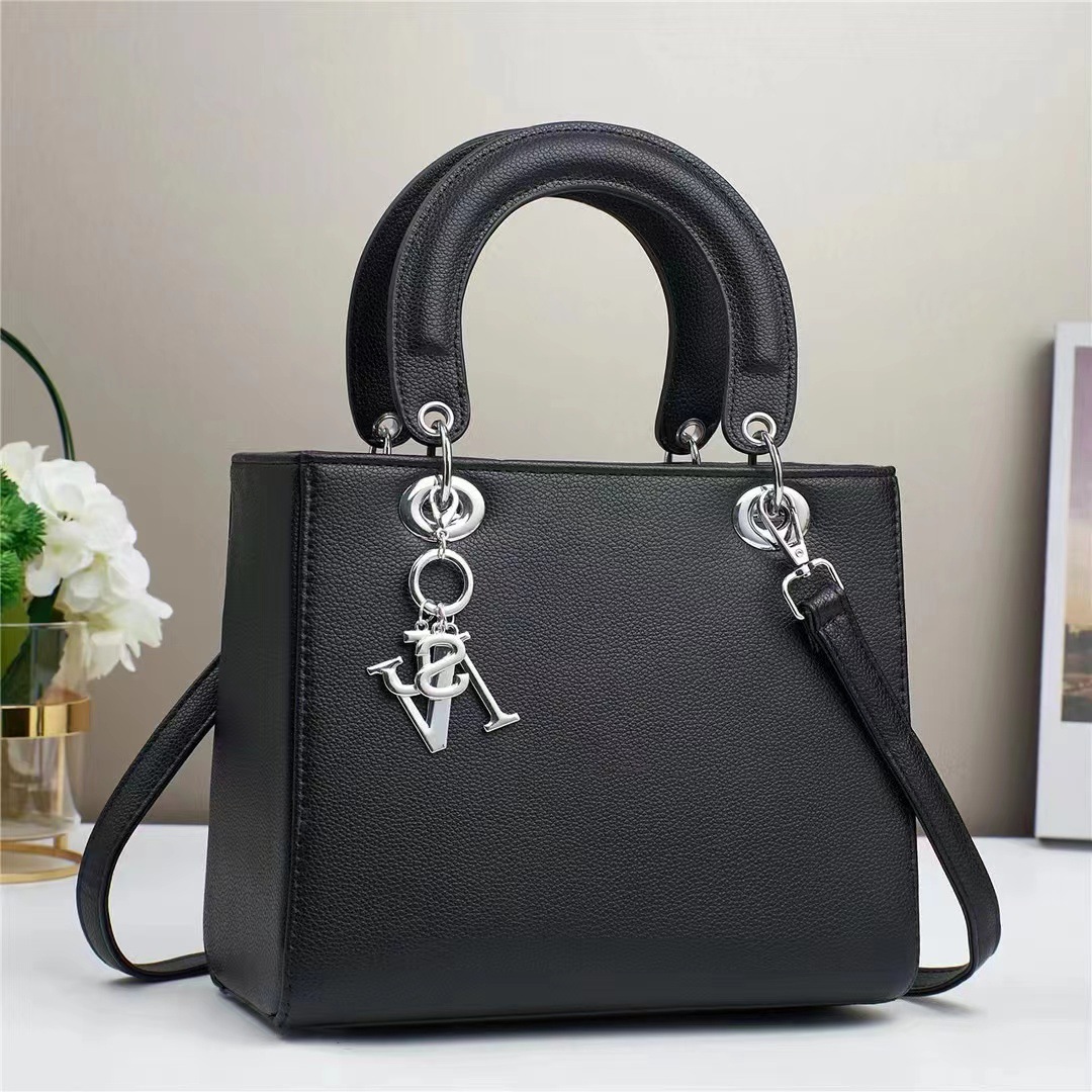 The new Princess Diana handbag is fashionable, versatile for cross-border use, with a high level of appearance and large capacity. It is a high-end single-shoulder crossbody bag full figure