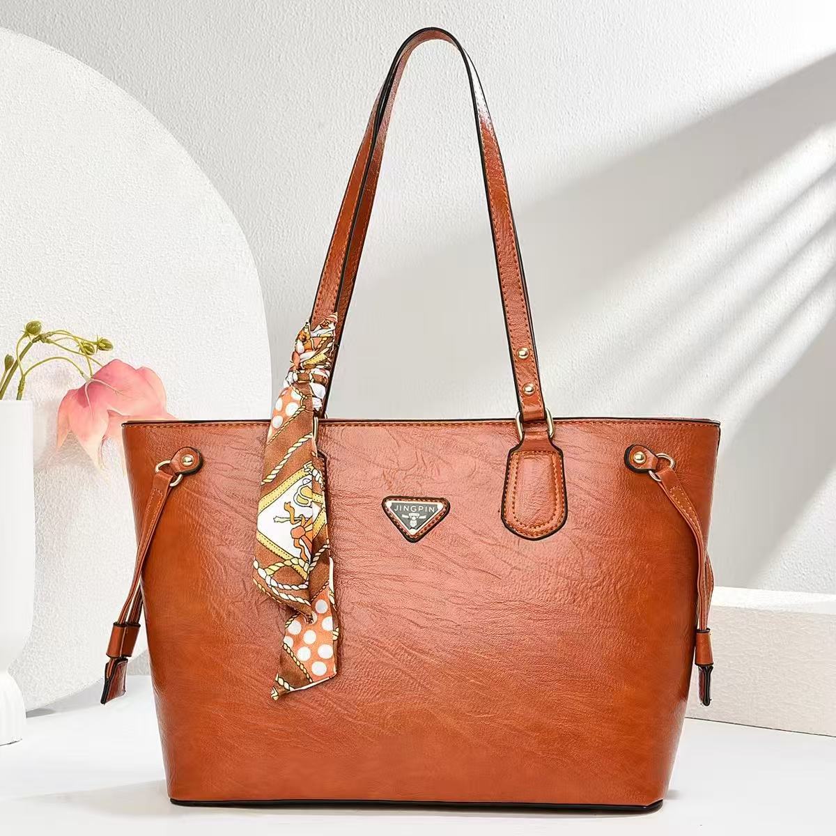 This is a new, light luxury, fashionable and simple tote bag for women in 2025. It has a large capacity for commuting and can be used as a shoulder bag Application Scenario
