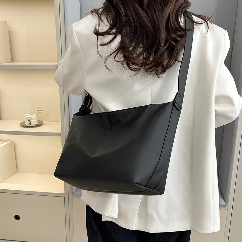 Versatile ins crossbody bag for women 2025 new trendy casual tote bag, niche large-capacity single-shoulder underarm bag details Picture