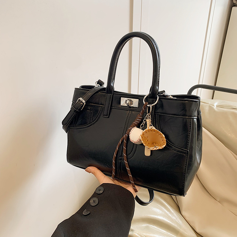 A light luxury retro large-capacity tote bag with a sense of sophistication for women, a niche kerry bag, a shoulder bag, a crossbody bag, and a large commuting bag details Picture