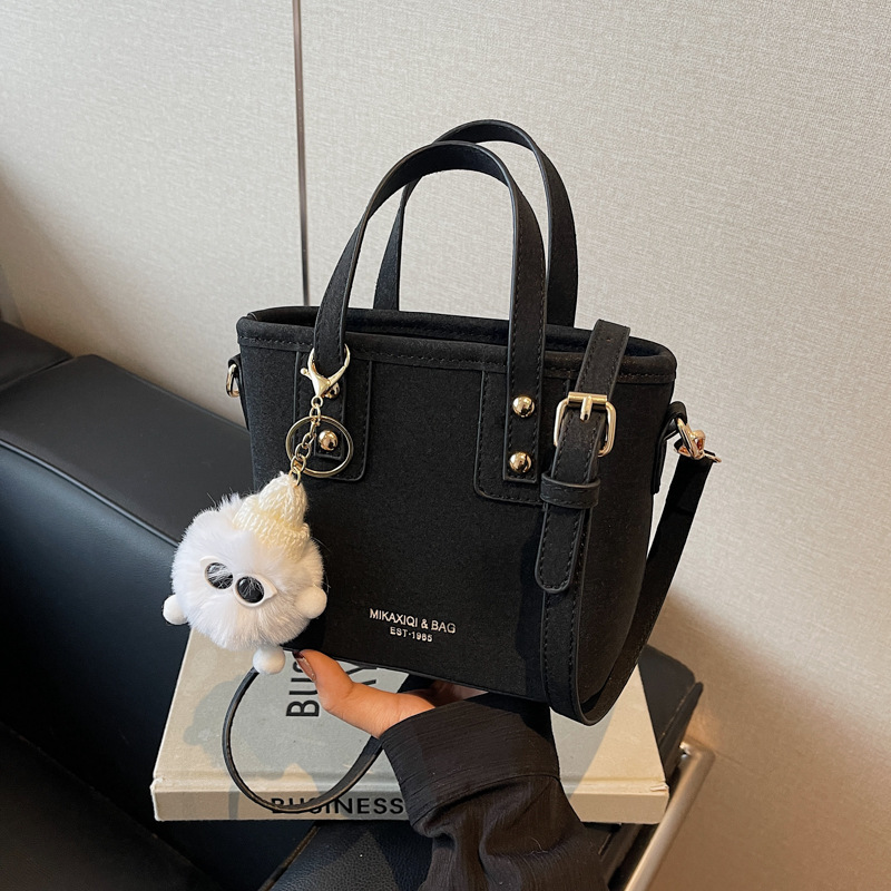 The new women's 2024 fashionable bucket bag features a niche design. It's a single-shoulder crossbody bag with a high-end feel and a small work handbag Specification drawing