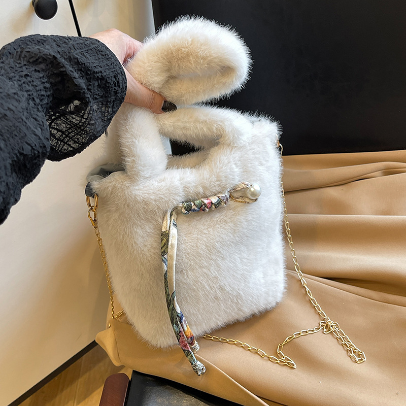 The new plush bag features a fashionable and niche design, a simple single-shoulder bag, and a Korean-style, artistic, retro, casual and versatile crossbody bag Specification drawing