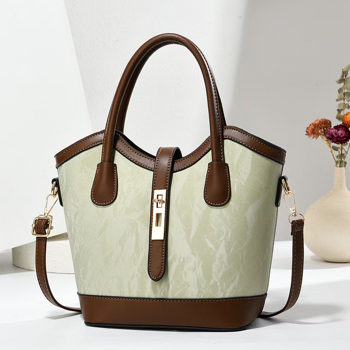 Fashionable handbags, best-selling women's bags, single-shoulder crossbody bags, elegant middle-aged mom bags, versatile 2025 summer new style Application Scenario