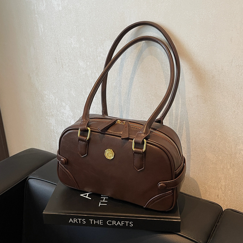 A retro underarm bag for women, a large-capacity travel bag for women in 2024, a new bowling bag for commuting and a simple pillow bag details Picture