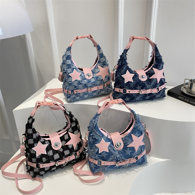 Spicy girl style denim single-shoulder bag, pink five-pointed star tassel handbag, large-capacity fashionable commuting crossbody bag Application Scenario