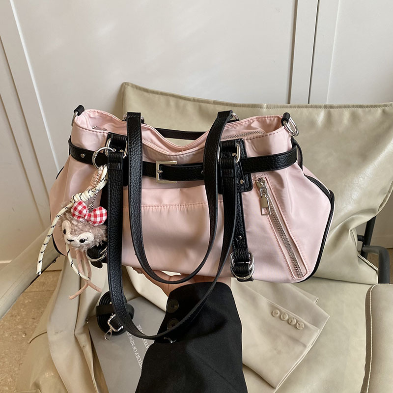 This year, there are popular niche Korean-style sweet and cool travel bags, large-capacity women's fitness yoga bags, and simple commuting single-shoulder bags Application Scenario