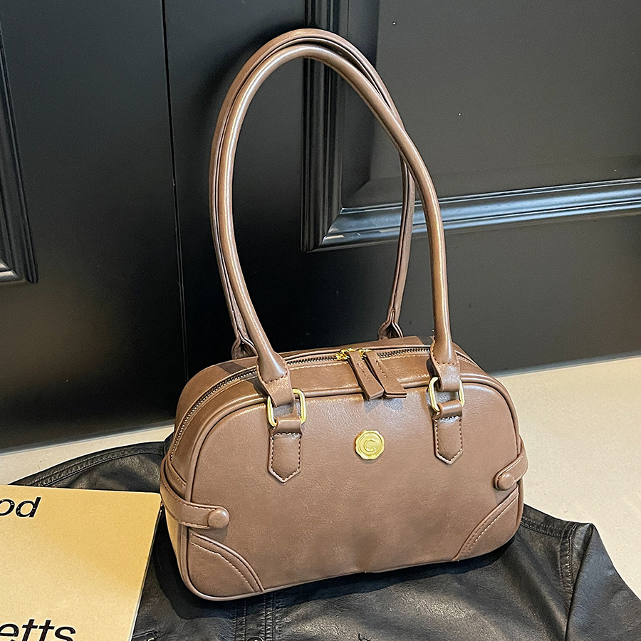A retro underarm bag for women, a large-capacity travel bag for women in 2024, a new bowling bag for commuting and a simple pillow bag full figure
