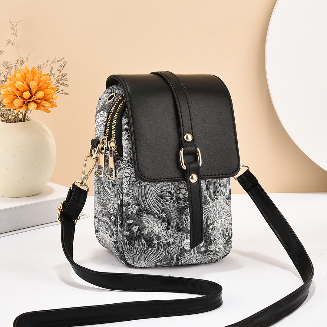 Summer 2023 new style women's bag, Korean style simple, trendy and fashionable small square bag, single-shoulder crossbody mini mobile phone bag for women full figure