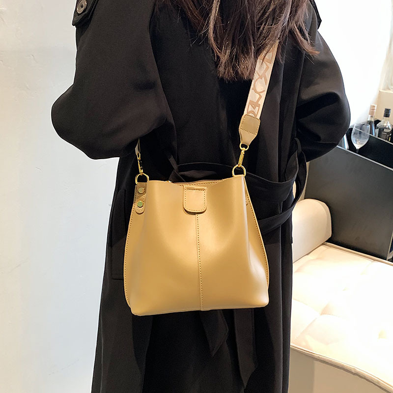 High-end texture, trendy and stylish, large-capacity bucket bag for women 2025 new style, individual, fashionable and elegant, single-shoulder crossbody bag details Picture