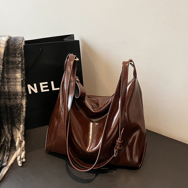 Fashionable shiny tote bag for women, 2024 new large-capacity simple and casual shoulder bag, high-end and versatile underarm bag details Picture