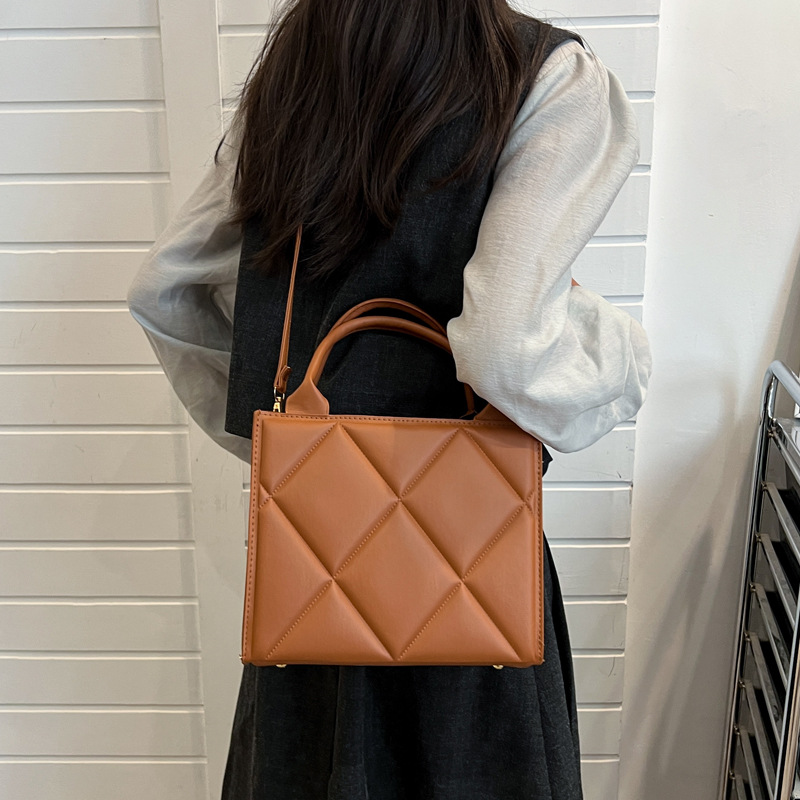 Large-capacity simple tote bag for women, 2025 new trendy spring and summer, fashionable diamond-shaped bag Specification drawing