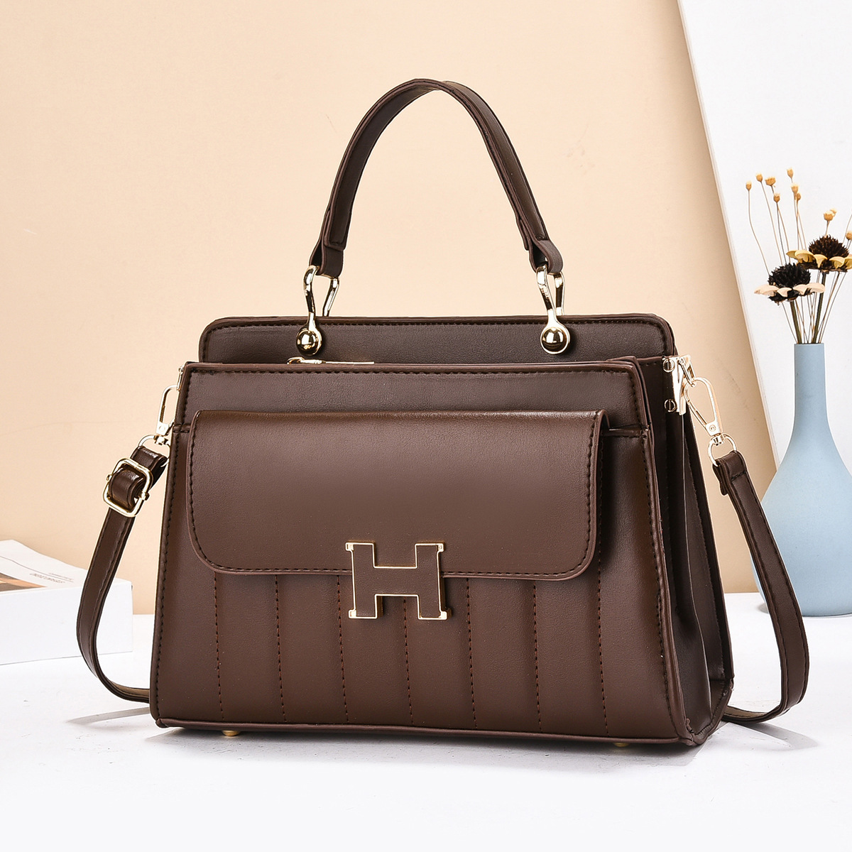 2025 Korean version solid color handbag, women's fashion, European and American trend, versatile and exquisite single-shoulder crossbody bag manufacturer wholesale Item Picture