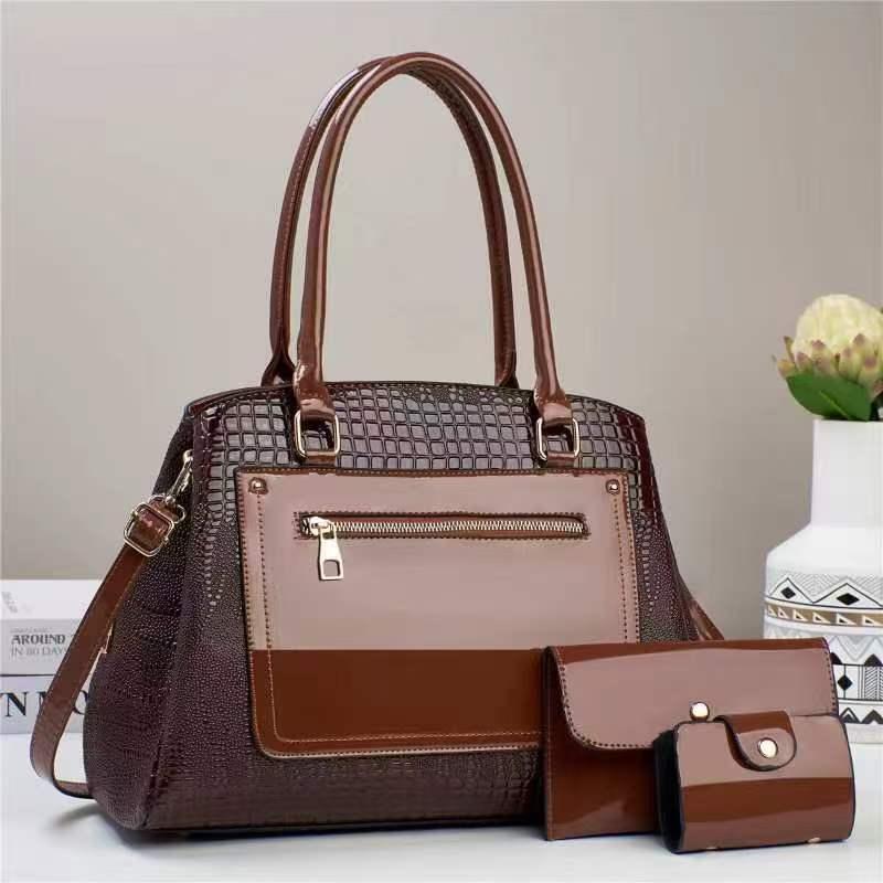 Cross-border best-selling large-capacity three-piece set mother and child bag 2025 new style women's handbag, retro crocodile pattern single-shoulder bag Application Scenario