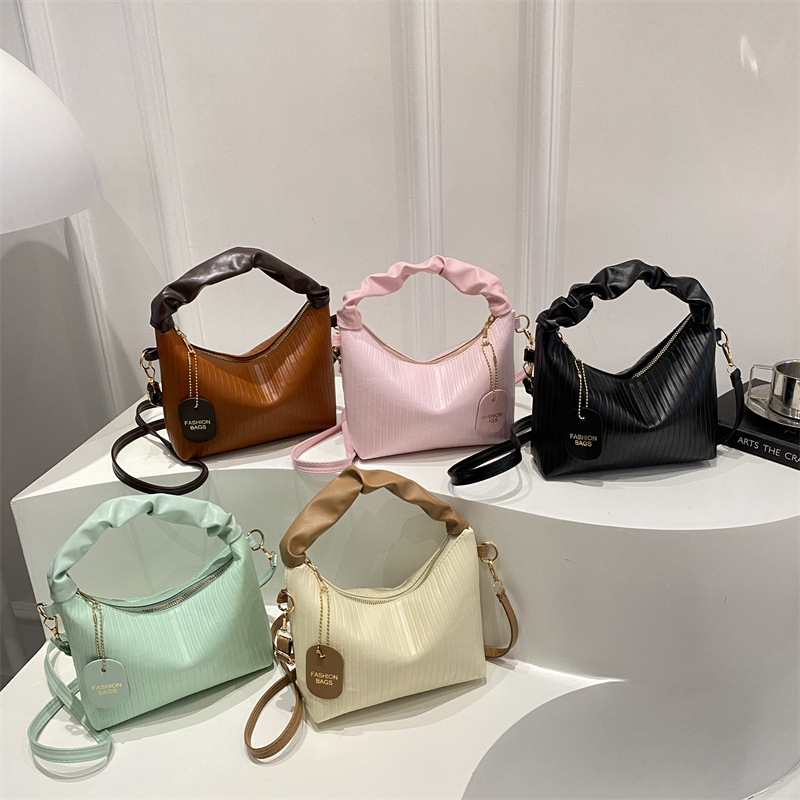 High-appeartion-level, niche design pleated bag 2025 new summer trend crossbody bag, versatile hand-held Korean-style bag Application Scenario