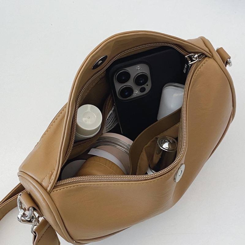 A light luxury and fashionable single-shoulder bag for women in 2025, a high-end commuting pillow bag and a casual soft leather crossbody bag Application Scenario