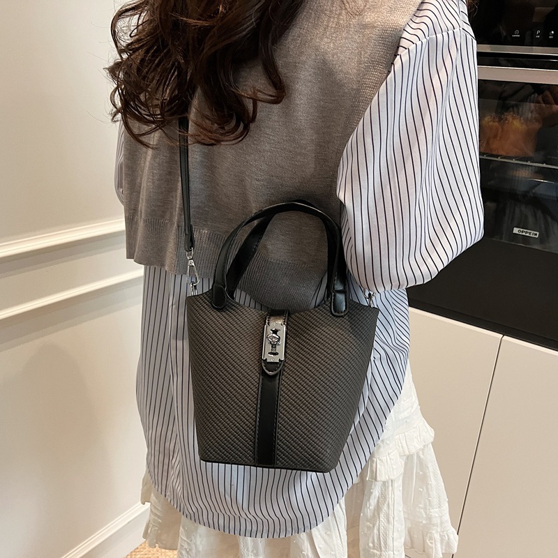 A Korean version of a niche mother-and-child bag with a simple lock buckle hand-held bucket bag for women, a new 2025 daily commuting single-shoulder crossbody bag Application Scenario