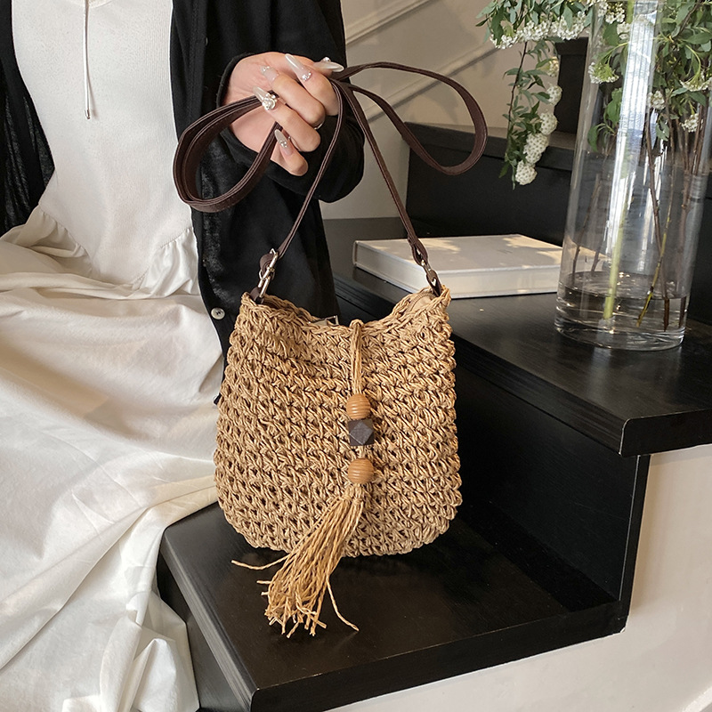 Hollowed-out straw woven beach vacation handbag for women, 2025 new fringed single-shoulder bag, versatile bucket bag for travel details Picture