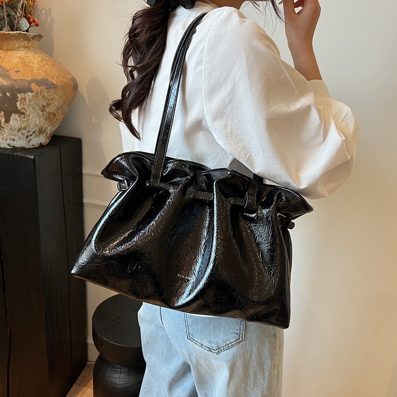 The 2025 new niche pleated hand-held underarm bag, a Korean-style commuter tote bag for women, and a retro, simple and versatile single-shoulder bag full figure