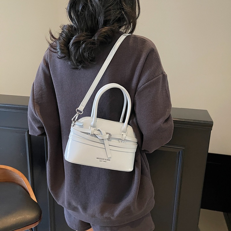 High-end quality handbag for women, Spring/Summer 2025 new retro versatile single-shoulder bag, stylish and versatile crossbody shell bag details Picture