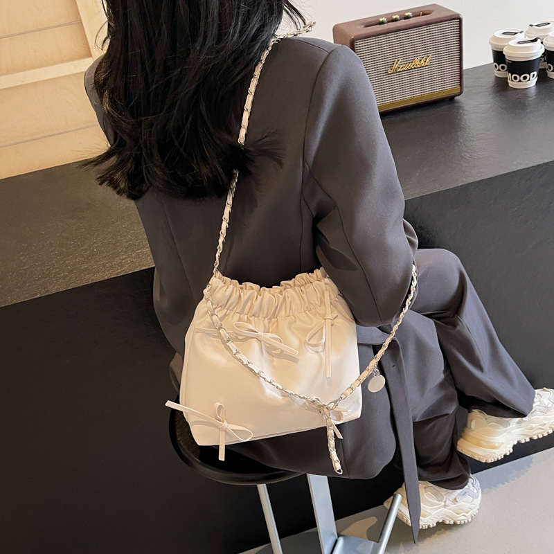 A niche pleated design hand-held small bag for women, a simple bucket bag and a fashionable crossbody bag for spring and summer 2024 Specification drawing