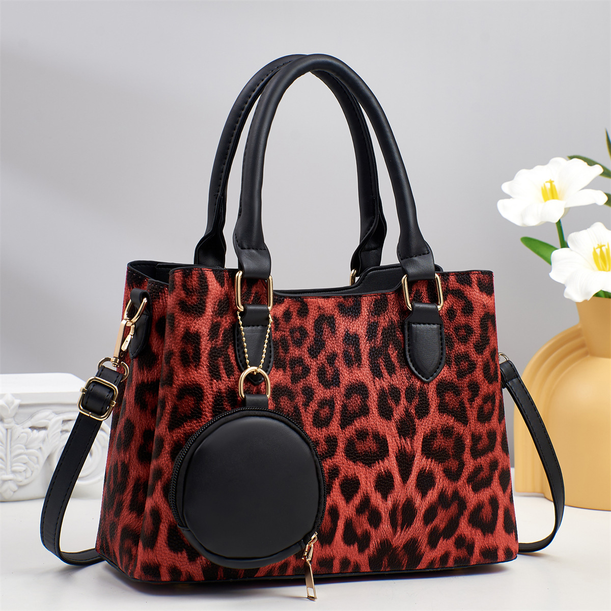 The manufacturer's best-selling versatile hand-held 2025 women's fashion new single-shoulder crossbody bag, a large export bestseller Application Scenario