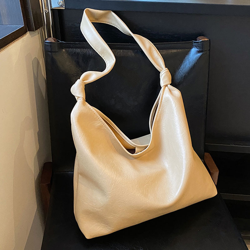 Women's tote bag, large capacity, fashionable crossbody, 2024 new style, casual and versatile shoulder bag, relaxed commuting bag full figure