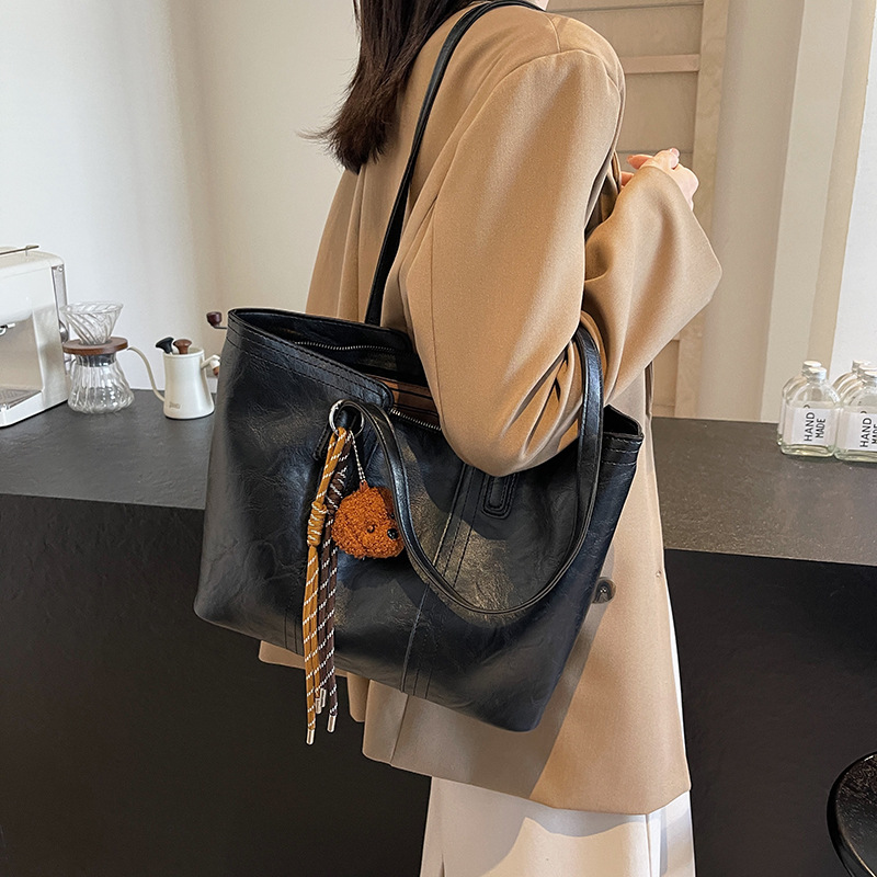 Simple and versatile women's large-capacity 2024 new casual single-shoulder shopping bag, fashionable commuter tote bag Application Scenario