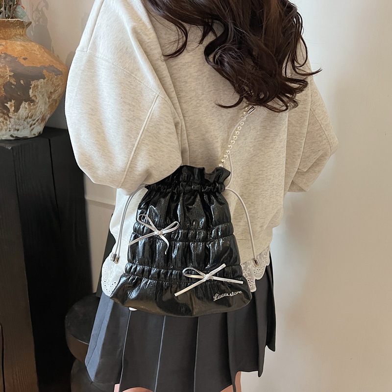 Trendy and fashionable bow pleated large-capacity bucket bag 2025 new beaded bright color travel single-shoulder crossbody bag Application Scenario