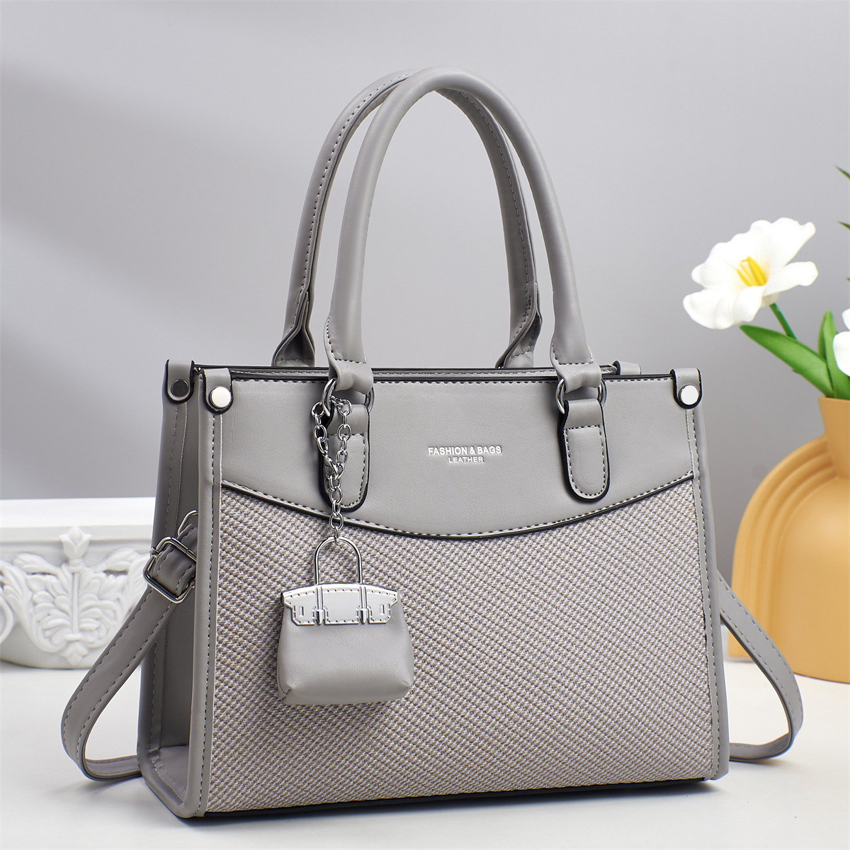 High-end hand-held shoulder bag, retro new women's bag, simple, fashionable and elegant commuter style tote bag, women's bag Application Scenario