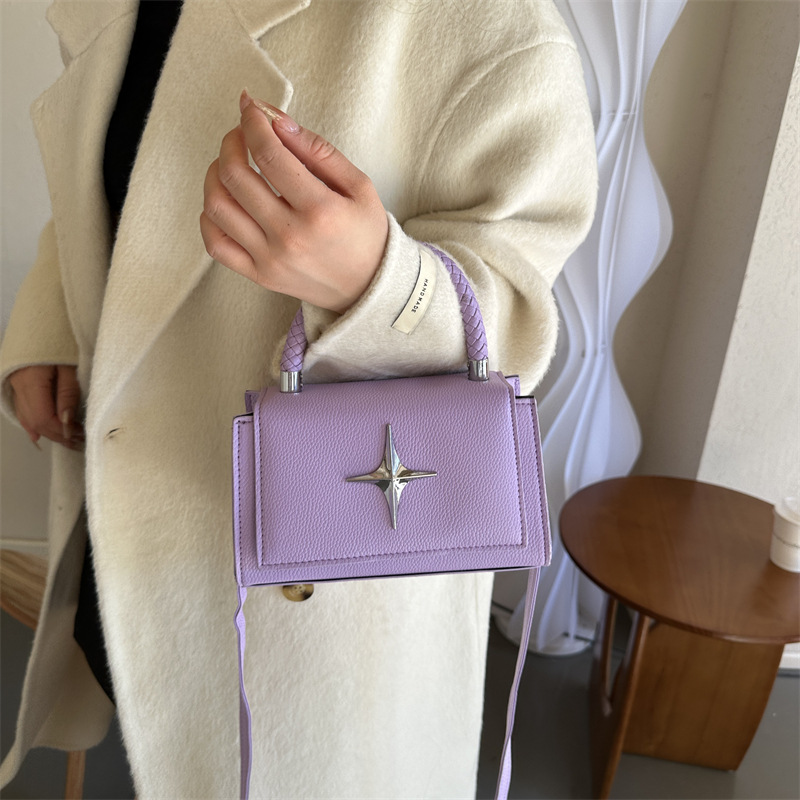 This 2023 new trendy and stylish hand-held small square bag for women is simple and casual. It is a single-shoulder crossbody bag Specification drawing