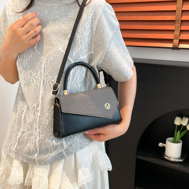 In the summer of 2025, this retro casual trend simple handbag is a new and fashionable crossbody single-shoulder small square bag for women details Picture