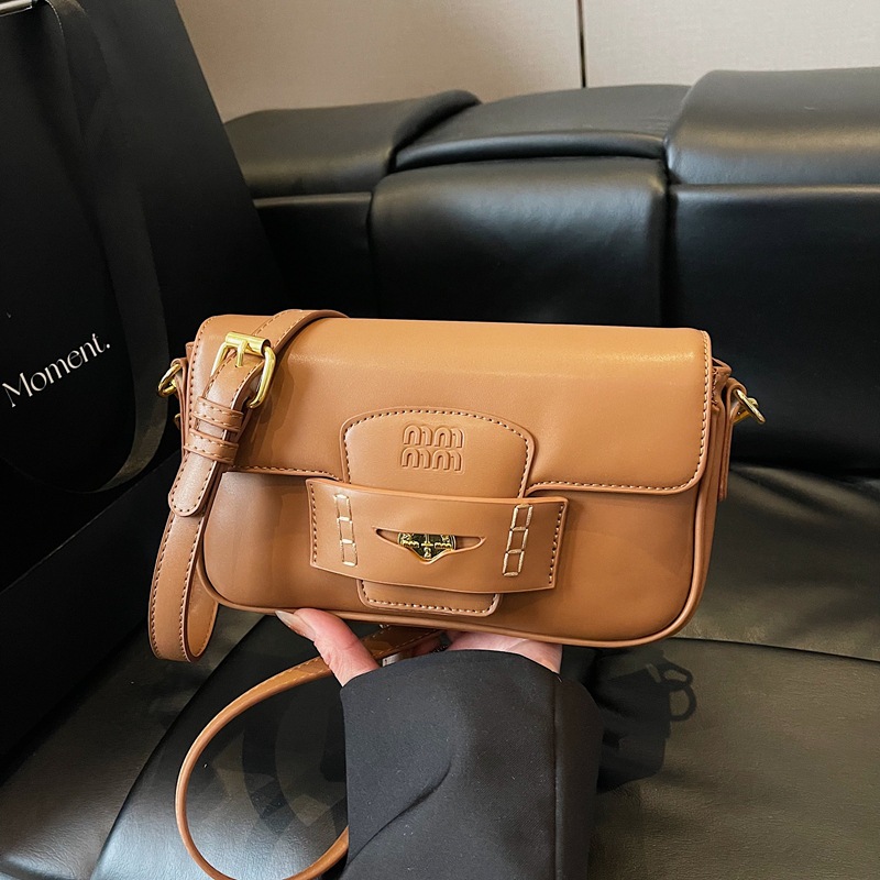 A niche and light luxury underarm bag for women, a new style of fashionable commuting small square bag in 2025, a high-end soft leather single-shoulder crossbody bag full figure