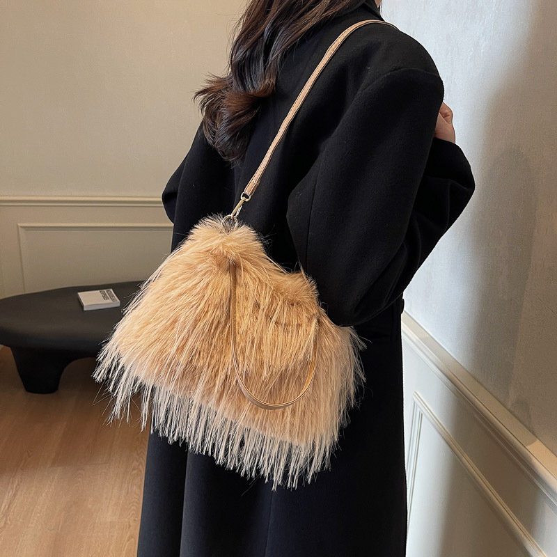 Cross-border fashion autumn and winter large-capacity furry bag 2024 New style, forest-themed sweet and stylish, crossbody and hand-held bucket bag, trendy Specification drawing