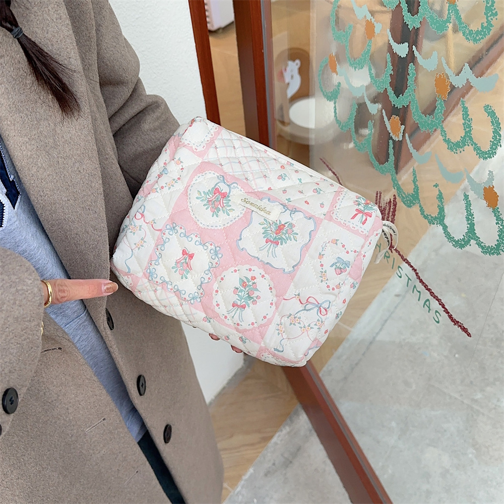 312281 Makeup Bag, student cartoon hand-held bag, Portable large-capacity travel toiletry bag, Cosmetics storage bag full figure
