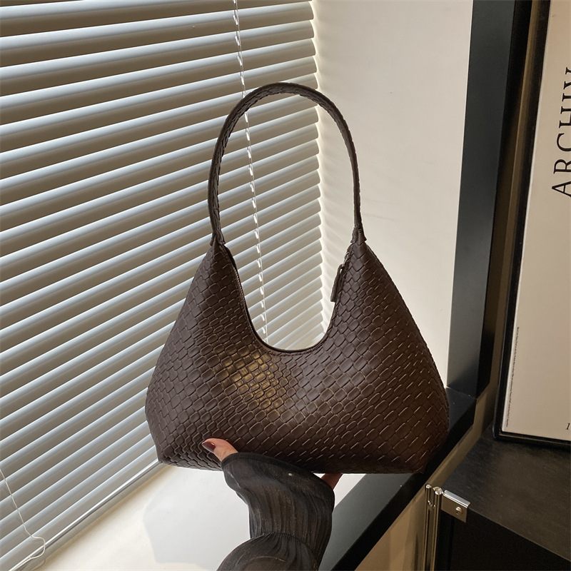 In 2025, fashionable and trendy woven commuting simple tote bags with niche designs, stylish underarm bags, and large-capacity single-shoulder bags full figure