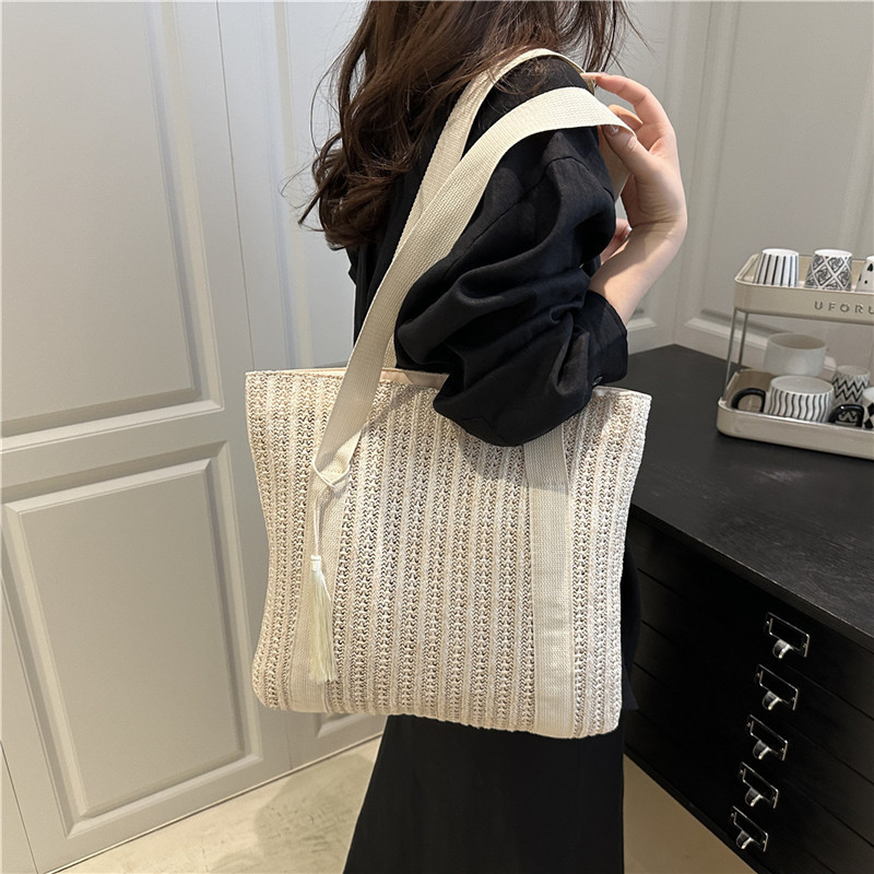 Summer new hollowed-out commuter bag 2025, large-capacity straw woven beach bag, Korean style, trendy and stylish, single-shoulder armpit bag details Picture