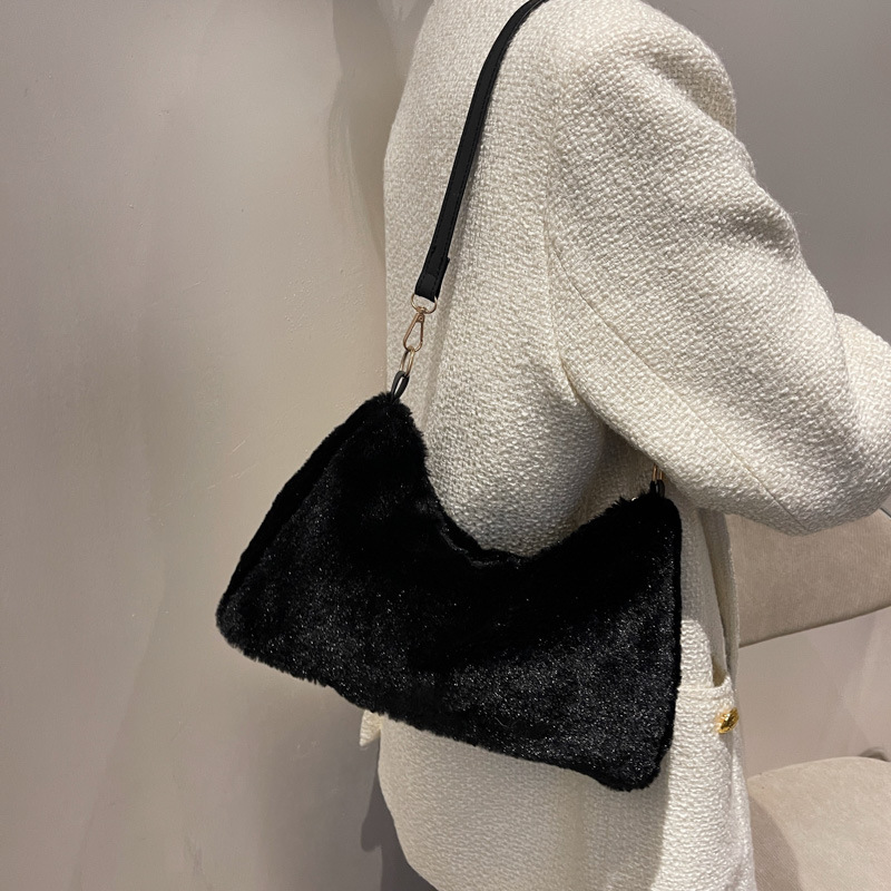 This is a new Instagram niche bag for women in autumn and winter, featuring a stylish and versatile plush single-shoulder underarm bag Specification drawing