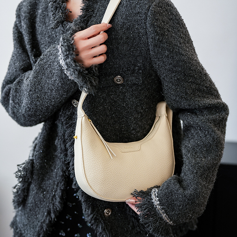 Cross-border niche handbag, women's 2025 new style versatile single-shoulder crossbody underarm bag, casual and fashionable crescent bag Application Scenario