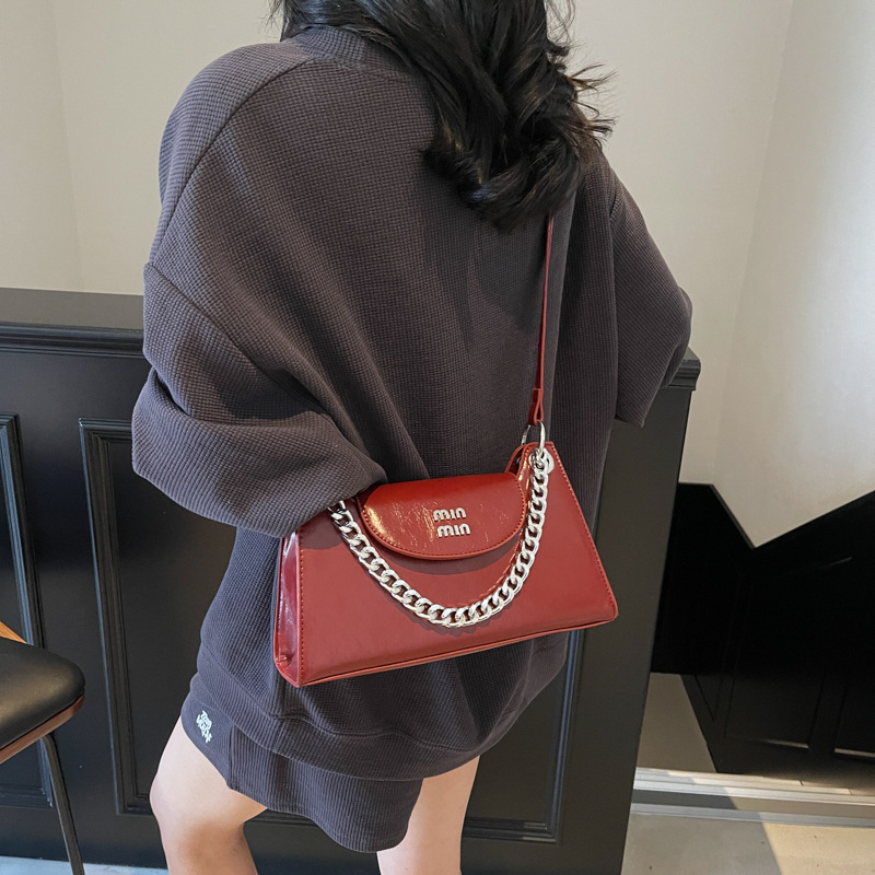 Cross-border high-end chain underarm bag for women, 2025 new Korean style, fashionable, niche and simple commuting single-shoulder crossbody bag Application Scenario