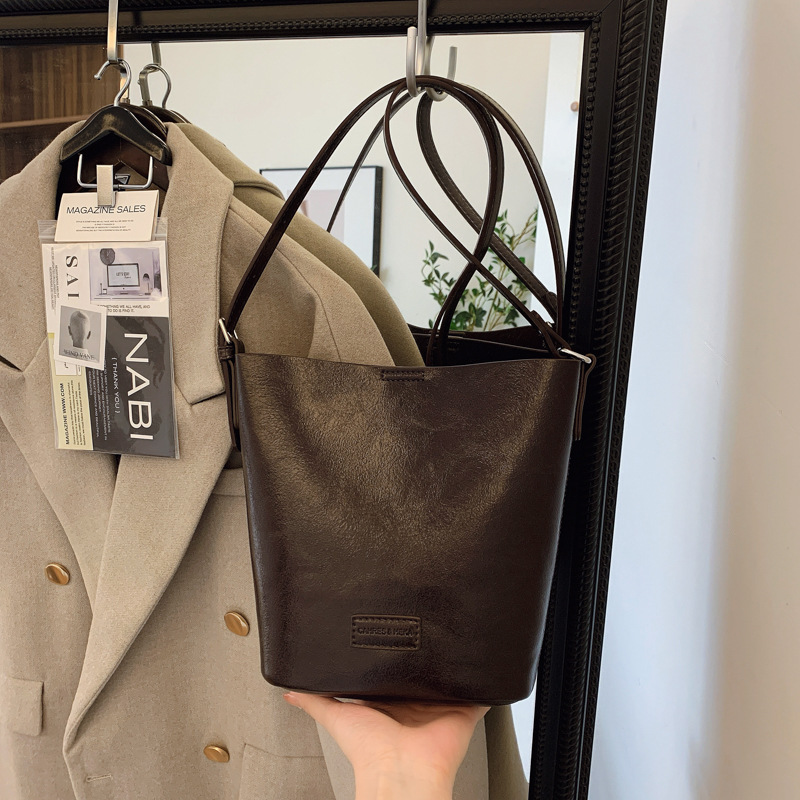 A new 2024 casual crossbody bucket bag for women, featuring a retro, versatile and fashionable Korean design details Picture