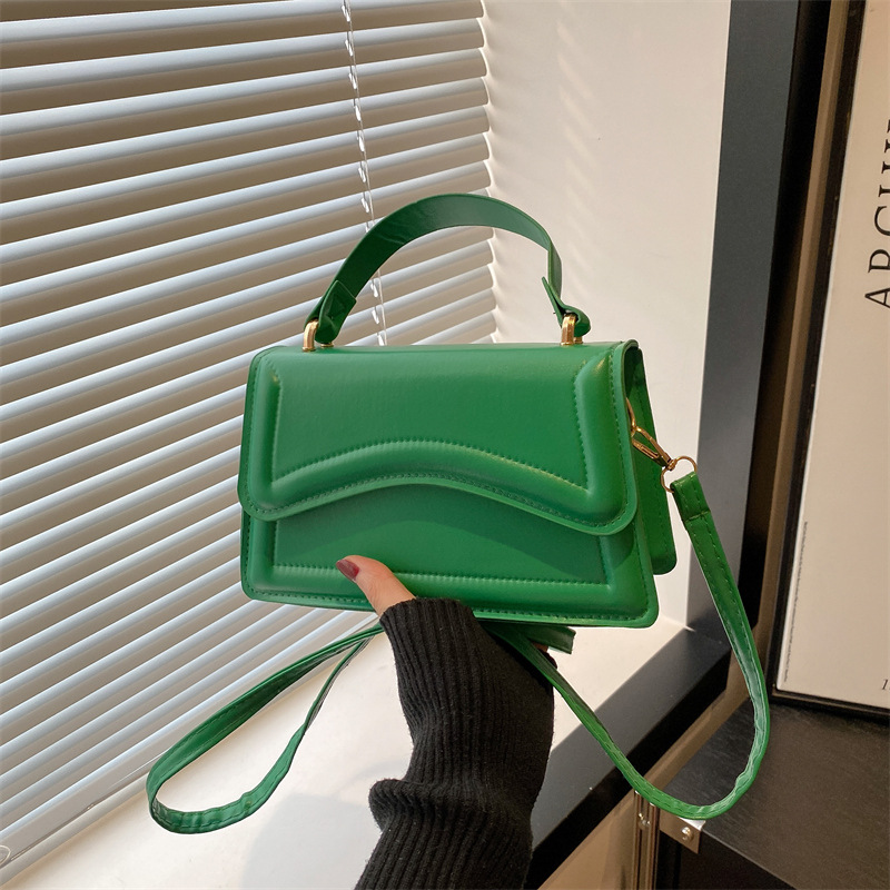 A high-quality, fashionable, ins minimalist style for commuting and casual wear, solid color, unique 2025 new handbag, a niche crossbody bag for women full figure