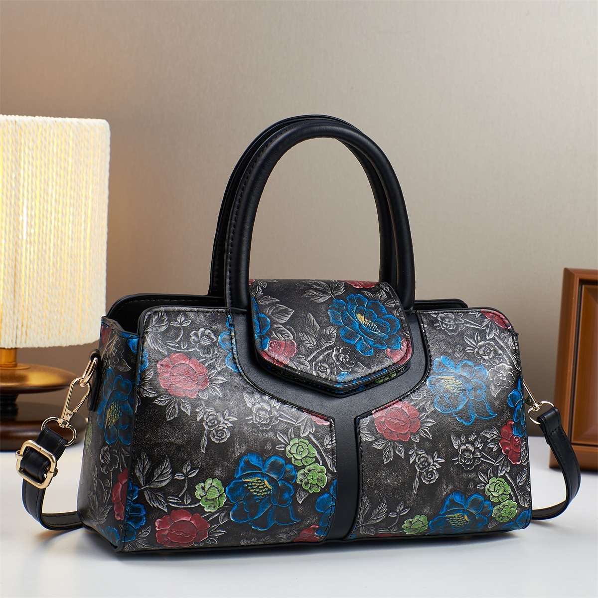 The 2025 new model with patchwork printed pillow bag is a bestseller in foreign trade. It features a fashionable design with patterns and is a single-shoulder crossbody bag with a high-quality texture details Picture