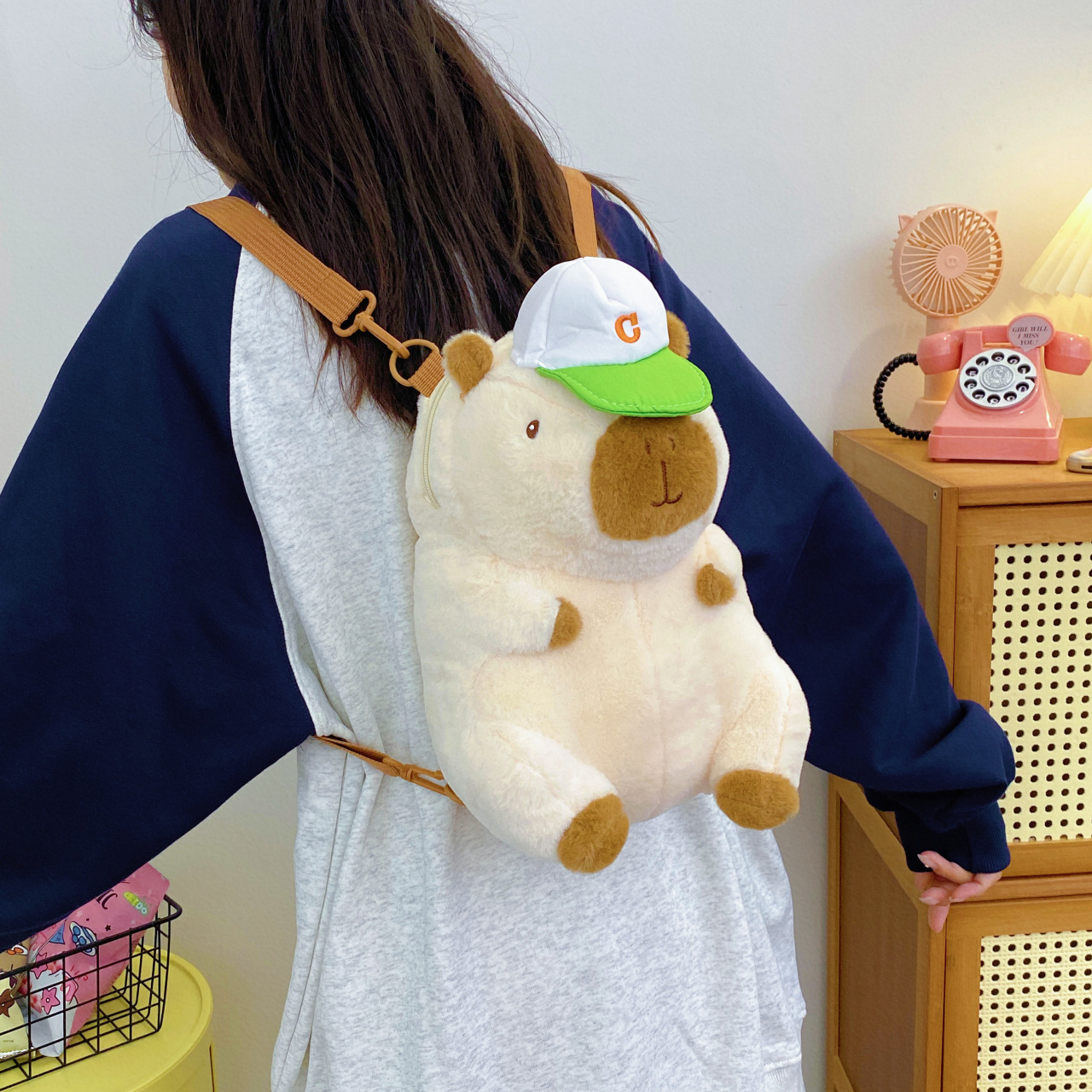 The new Lapibara plush capybara backpack is cute and versatile. It's a plush bar student backpack for birthday gift exchange details Picture