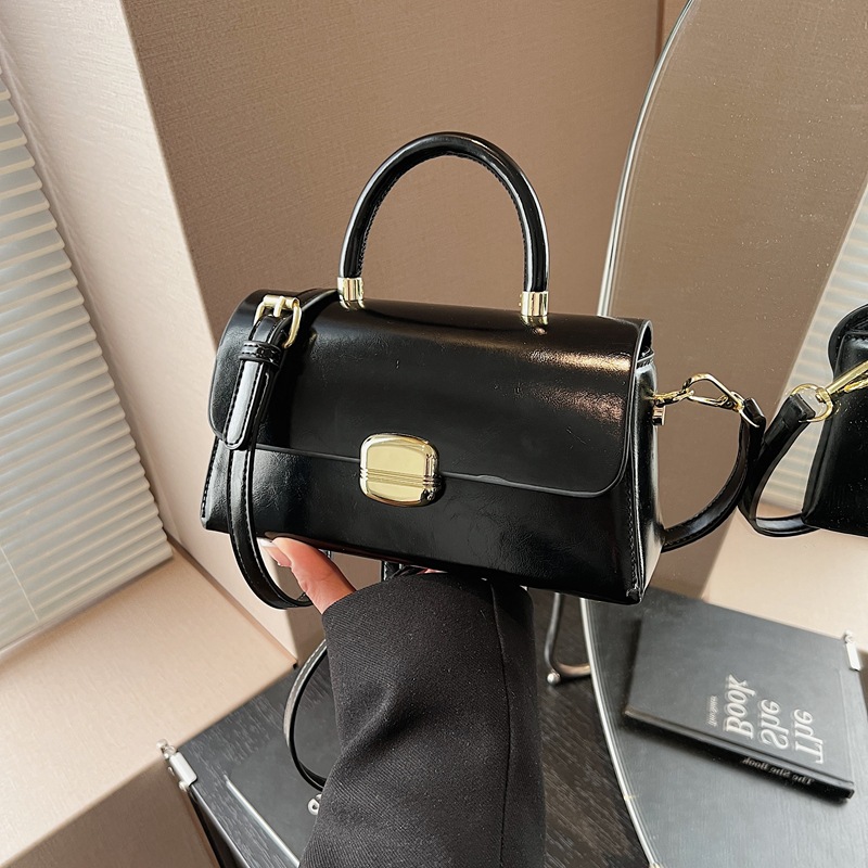 A simple and elegant hand-held small square bag for women, 2025 new Korean style, trendy, casual and versatile single-shoulder bag, a high-end women's bag details Picture