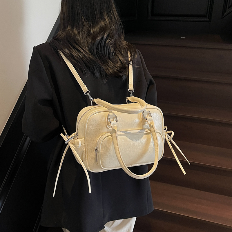 This is a new, stylish and simple square backpack designed for women in 2025. It is stylish, casual and versatile. It is a single-shoulder crossbody bag Application Scenario