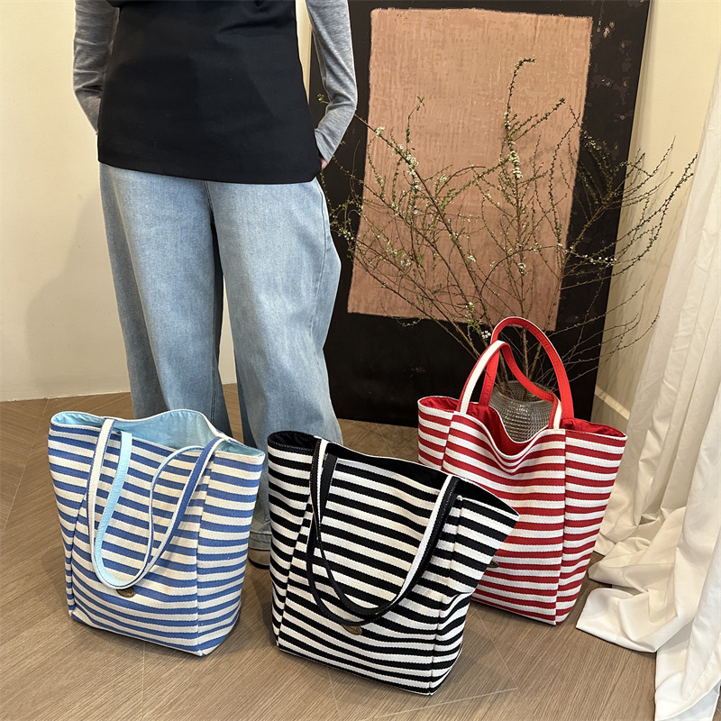 Red double-sided striped canvas bag for women, Korean style Instagram casual tote single-shoulder bag, large capacity, laid-back style bag trend Application Scenario