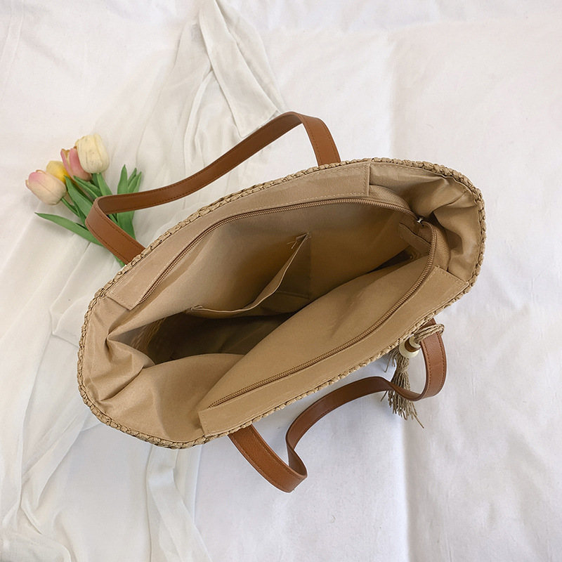 Summer stylish and hollowed-out hand-held straw woven bag 2025 new style versatile beach vacation single-shoulder woven bucket bag Application Scenario