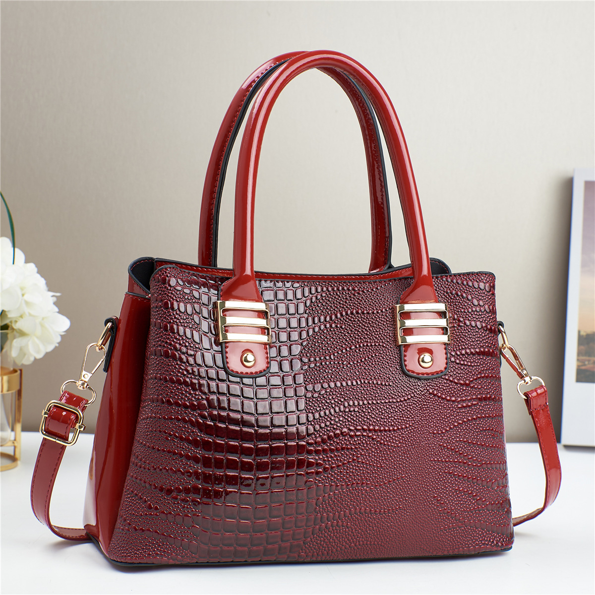 This high-end crocodile-patterned crossbody bag is a gift for Mom's Day. It has a large capacity for women and a grand texture. It's a handbag for ladies Application Scenario