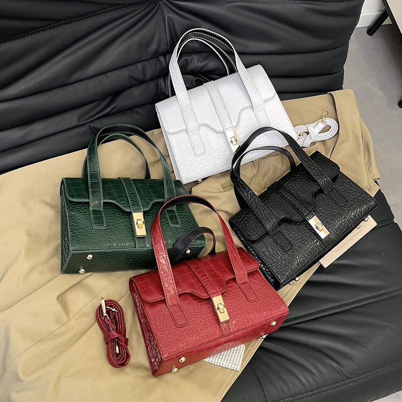Cross-border versatile ladies and middle-aged moms Tote bag 2025 New style fashionable and high-quality handbag for women Application Scenario